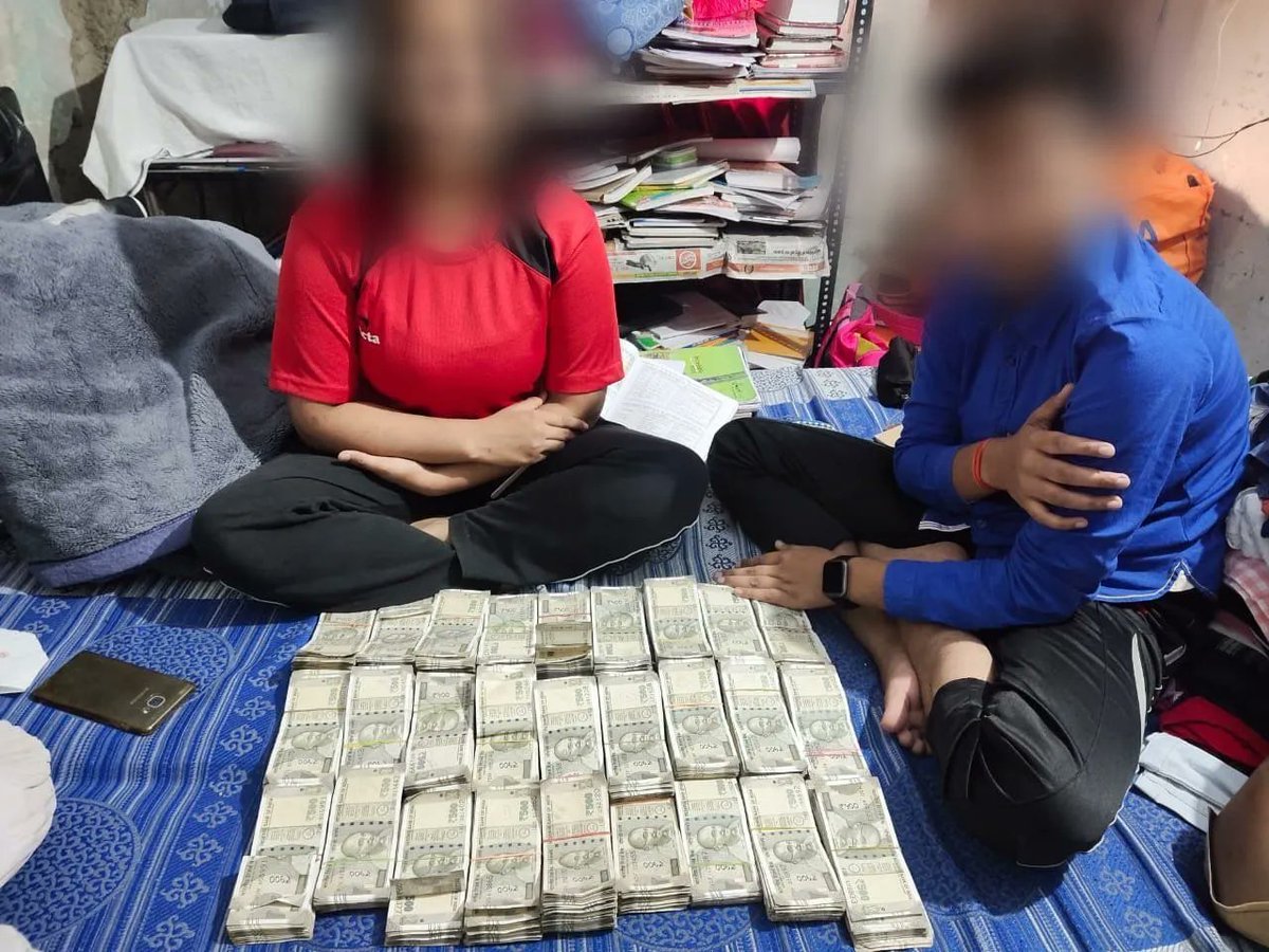 werindia's tweet image. UP Cop Under Scanner After His Family&apos;s Selfie With Cash Bundles Goes Viral, Officer Transferred - SEE VIRAL PICS bit.ly/2FJclm2 #NoteBundle #Police #UPPolice #WeRIndia 

Image Source - Piyush Rai/Twitter