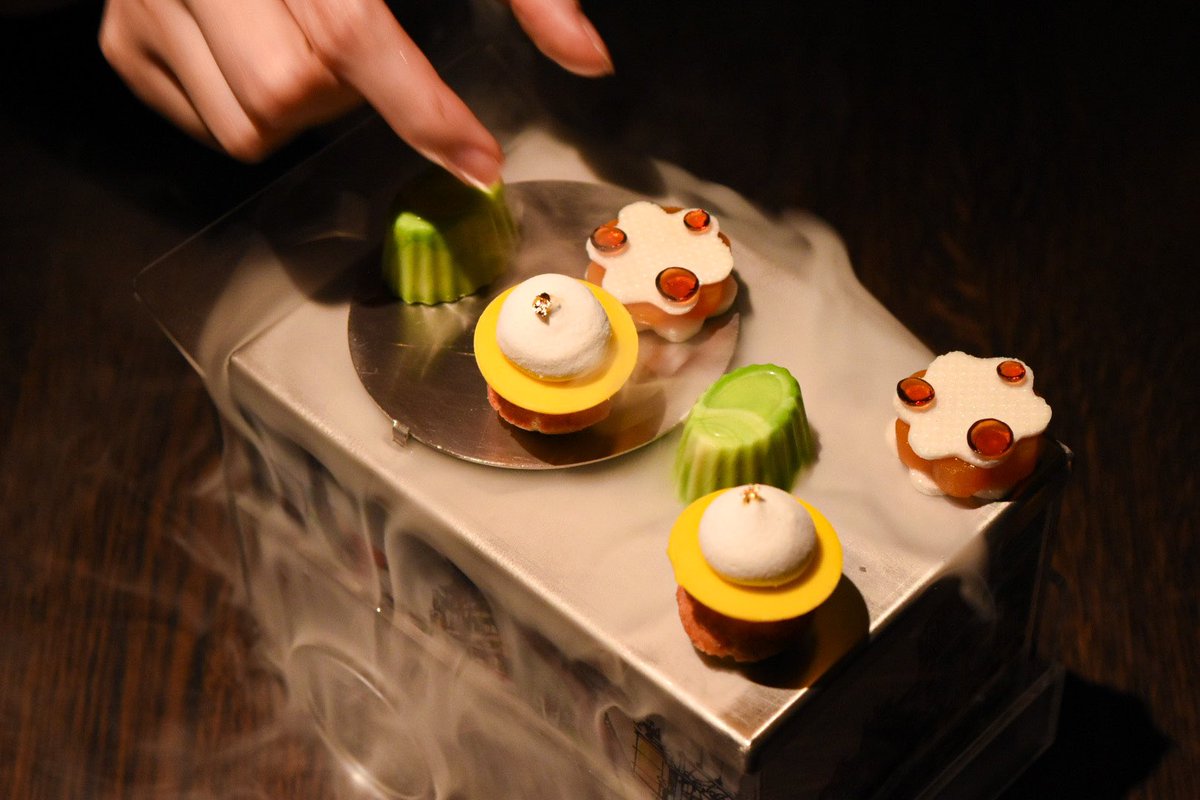 Potong มิชลิน 1 ดาว🌟

⭐️ร้านมิชลิน ในแนวผสมผสามระหว่างไทย-จีน ที่รู้สึกว่ากินแล้วคุ้มกับราคาที่จ่ายไป ดีงามมากตั้งแต่ Concept ร้าน ฟีลแบบร้านขายยาจีน การเดินทางในแต่ละชั้น ให้บรรยากาศเหมือนได้ท่องเที่ยวเพิ่มความอินกับอาหารเข้าไปอี๊กก...

💵คอร์สละ 5,500++ ต่อคน/20+คอร์ส