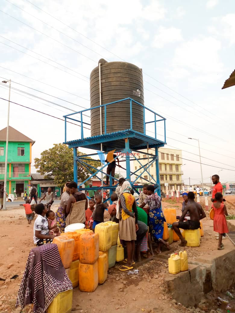 MagazineJimbere's tweet photo. 🔵 "Enfin de l'eau, il était temps !"

🚰 Les habitants du quartier #Mirango (@MairieBuja) disposent désormais d'un puits artésien, à leur grand soulagement, car ayant longtemps été obligés de s'approvisionner au quartier voisin #Gasenyi, et d'autres même à la rivière #Nyabagere, confient-ils

📌 L'installation de cette source d'eau s'inscrit dans l'objectif du Président @GeneralNeva de disponibiliser l'eau potable dans tout le pays, par le biais d'@AmaziWater, pour lutter contre les maladies causées par l'insalubrité

#Burundi