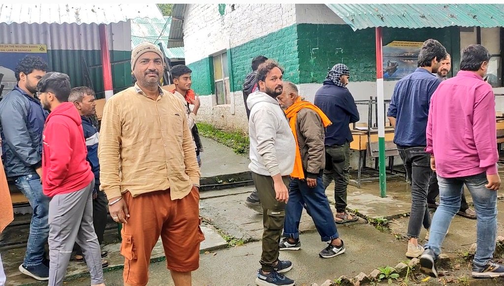rohil_bashir's tweet photo. #In_Pics
@ChinarcorpsIA, JKP provided food, accommodation and other facilities to 676 Amarnath Yatries who are stuck due to bad weather &amp; NH-44 closure, Yatries thanked @KashmirPolice &amp; @adgpi for providing them every facility. @SudarshanNewsTV @NorthernComd_IA https://t.co/h0s5D8jrPR