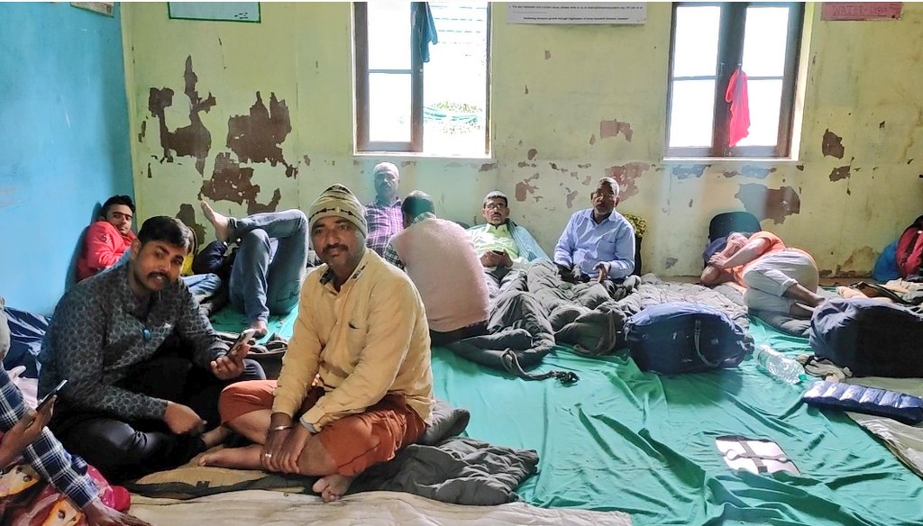 rohil_bashir's tweet photo. #In_Pics
@ChinarcorpsIA, JKP provided food, accommodation and other facilities to 676 Amarnath Yatries who are stuck due to bad weather &amp; NH-44 closure, Yatries thanked @KashmirPolice &amp; @adgpi for providing them every facility. @SudarshanNewsTV @NorthernComd_IA https://t.co/h0s5D8jrPR