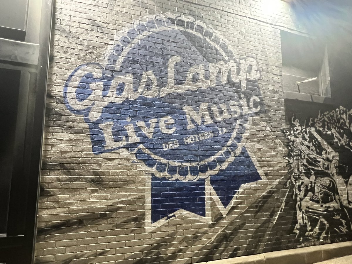 AndyHallRadio's tweet photo. Good bye, Gas Lamp.  @holywhitehounds gave ‘em one hell of a send-off! https://t.co/Q68MjwnBTy