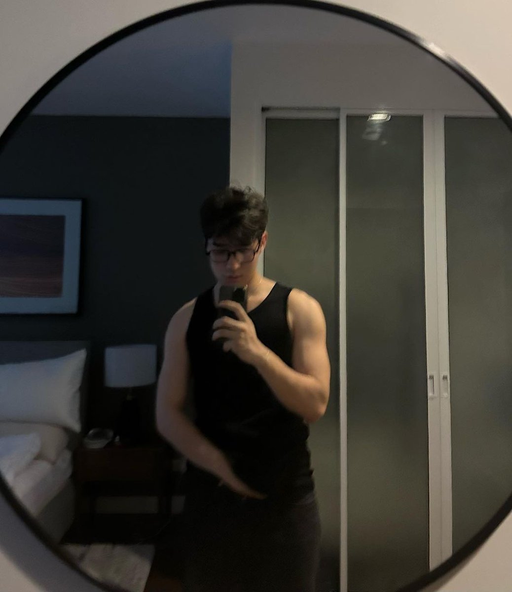 queenvoree's tweet photo. love when attractive people (brent and vivoree) do attractive things (it's just mirror selfies calm down) https://t.co/WEMF5WJUkk