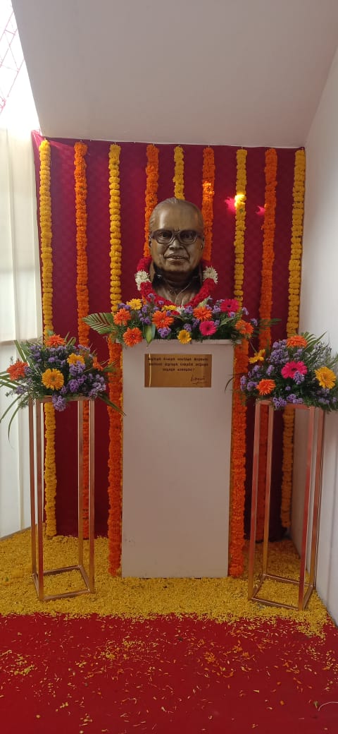 JayaTvOfficial's tweet photo. ராஜ் கமல் பிலிம்ஸ் இன்டர்நேஷனல் அலுவலகத்தில் மறைந்த 'இயக்குநர் இமயம்’ கே.பாலசந்தர் பிறந்தநாள் விழா கொண்டாட்டம்
#KBalachander #Balachander #HBDKBalachander #DirectorBalachander #DirectorKBalachander #Happybirthdaykbalachander #RajkamalFilmsInternational #JayaTv https://t.co/Tb1UVu2Rxr