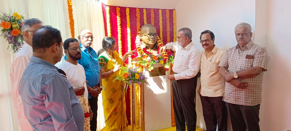 JayaTvOfficial's tweet photo. ராஜ் கமல் பிலிம்ஸ் இன்டர்நேஷனல் அலுவலகத்தில் மறைந்த 'இயக்குநர் இமயம்’ கே.பாலசந்தர் பிறந்தநாள் விழா கொண்டாட்டம்
#KBalachander #Balachander #HBDKBalachander #DirectorBalachander #DirectorKBalachander #Happybirthdaykbalachander #RajkamalFilmsInternational #JayaTv https://t.co/Tb1UVu2Rxr
