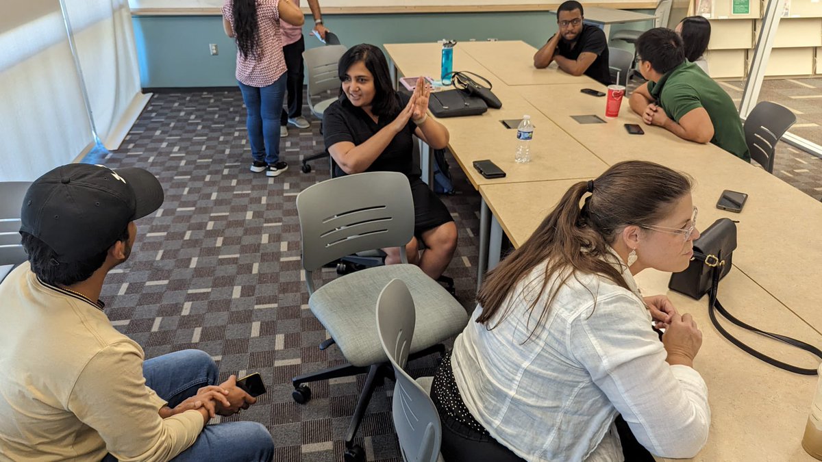#SalesforceSaturday meetup, featuring the amazing Ashley Deeleeuw! 🎉🙌 We delved into the "Finding Your Voice" series, exploring “Demystifying Technology through the Use of Analogies.” Grateful to all who attended and made it a memorable event!   #Trailblazercommunity