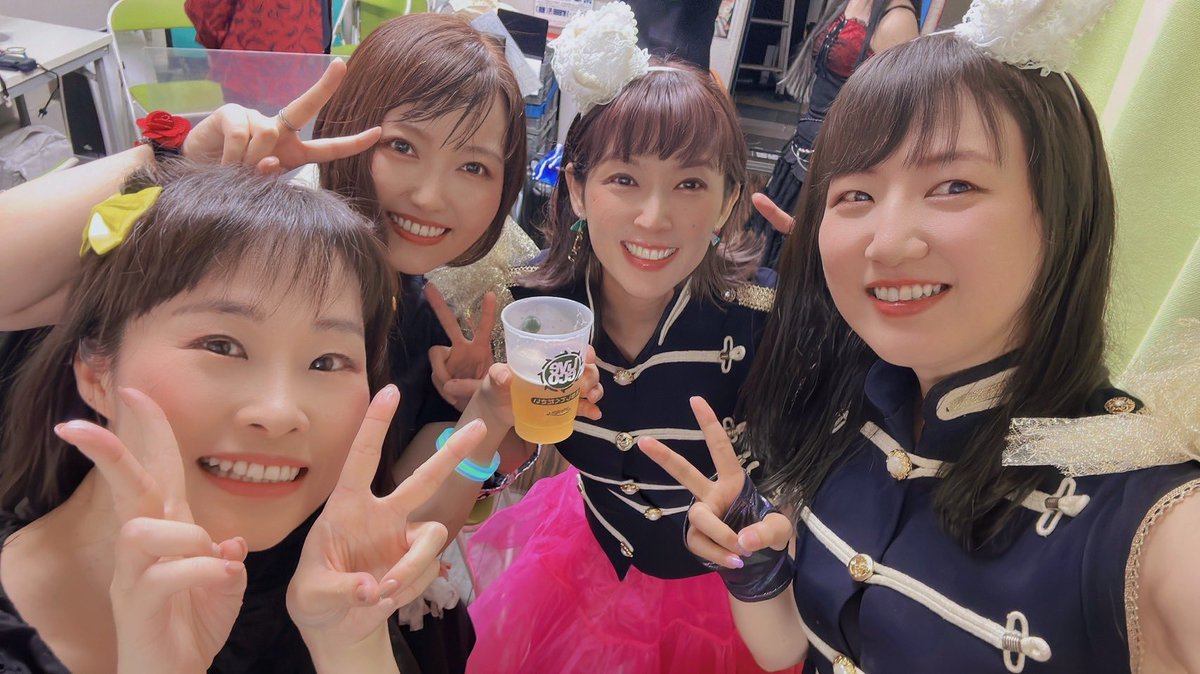 rasico's tweet photo. #オイサレイナ とはもう本当に付き合いが長く。
ぶっちゃけゆきにょよりわたしは、2人の方が出会ったの先なんだよね😊
だからね〜もう有難い存在です。こんなポンコツとずっと友達でいてくれるし、こうして一緒にライブもできるし。
もう4人で旅行絶対行くから✈️
 #MIXPLOSION  #pink_away https://t.co/kazUIJbQtv