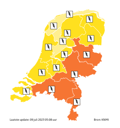 weermanrobert's tweet photo. De #kleurcodes van het KNMI vliegen je om de oren deze dagen. Van geel naar oranje en soms rood. Wat betekenen ze precies en wat moet je doen bij welke kleur code. Een overzicht: https://t.co/5LK5hPcP6W https://t.co/ZjdMLtZRuX