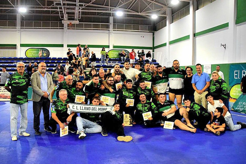 aytoelrosario's tweet photo. 🤼‍♂️ El CL #LlanodelMoro se proclamó anoche CAMPEÓN de la Liga Regional de 3ª Categoría tras vencer, en el "Emeterio Gil Cruz", al CL Almogarén Valsequillo 12-8. La luchada contó con la presencia de los alcaldes de #ElRosario, @EscolasticoGilH, y de #Valsequillo, @FranciscoAtta. https://t.co/3qm8SV1qop