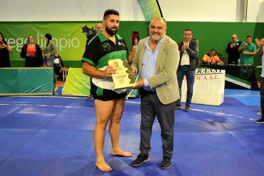 aytoelrosario's tweet photo. 🤼‍♂️ El CL #LlanodelMoro se proclamó anoche CAMPEÓN de la Liga Regional de 3ª Categoría tras vencer, en el "Emeterio Gil Cruz", al CL Almogarén Valsequillo 12-8. La luchada contó con la presencia de los alcaldes de #ElRosario, @EscolasticoGilH, y de #Valsequillo, @FranciscoAtta. https://t.co/3qm8SV1qop