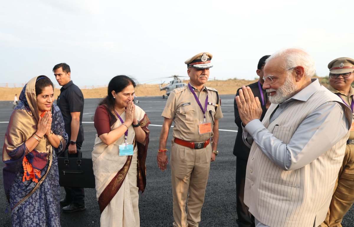isushilakanwar's tweet photo. जीवन के स्वर्णिम क्षणों में से एक क्षण जब राष्ट्र को समर्पित देश के प्रधानसेवक आदरणीय @narendramodi  जी का पूरे बीकानेर की ओर से आभार एवं अभिवादन करने का सौभाग्य प्राप्त हुआ | आपका ओजस्वी तेज और राष्ट्र को समर्पित जीवन हमें निरंतर राष्ट्रहित में कार्य करने की प्रेरणा देता है |
आभार मोदी जी बीकानेर में हजारों करोड़ की परियोजनाओं के लिए |
आभार मोदी जी भारत को विश्व गुरु के रूप में पुनः स्थापित करने के लिए |
@BJP4Rajasthan  
@arjunrammeghwal