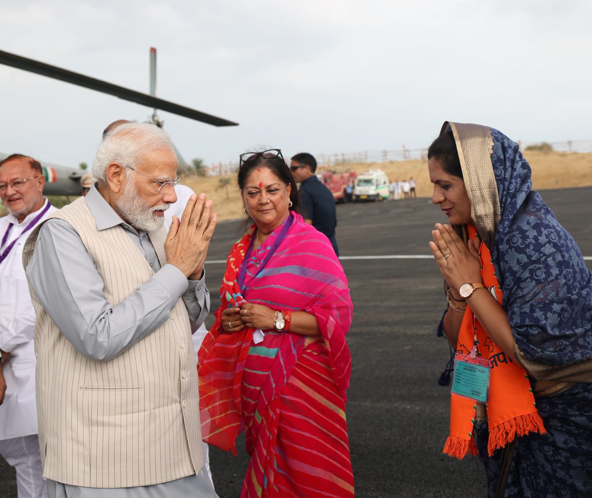 isushilakanwar's tweet photo. जीवन के स्वर्णिम क्षणों में से एक क्षण जब राष्ट्र को समर्पित देश के प्रधानसेवक आदरणीय @narendramodi  जी का पूरे बीकानेर की ओर से आभार एवं अभिवादन करने का सौभाग्य प्राप्त हुआ | आपका ओजस्वी तेज और राष्ट्र को समर्पित जीवन हमें निरंतर राष्ट्रहित में कार्य करने की प्रेरणा देता है |
आभार मोदी जी बीकानेर में हजारों करोड़ की परियोजनाओं के लिए |
आभार मोदी जी भारत को विश्व गुरु के रूप में पुनः स्थापित करने के लिए |
@BJP4Rajasthan  
@arjunrammeghwal