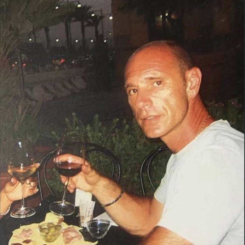 ⚫️ IN MEMORIA - 09/07/2012

Il y a onze ans, Yves Manunta était assassiné de plusieurs balles dans le dos.
Je le revois, dans des situations inextricables, affronter courageusement l'Enfer et dire avec son sourire pincé en coin : "Elle est pas belle, la vie ?".

Riposa in pace ❤️