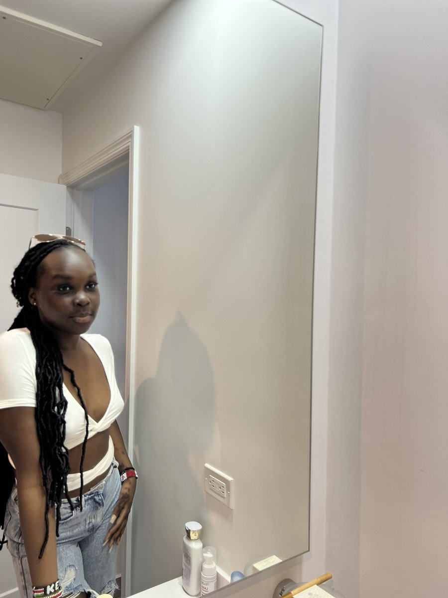 chudierrr's tweet photo. The flag.                                        The face 👸🏿 https://t.co/50980YvCbU