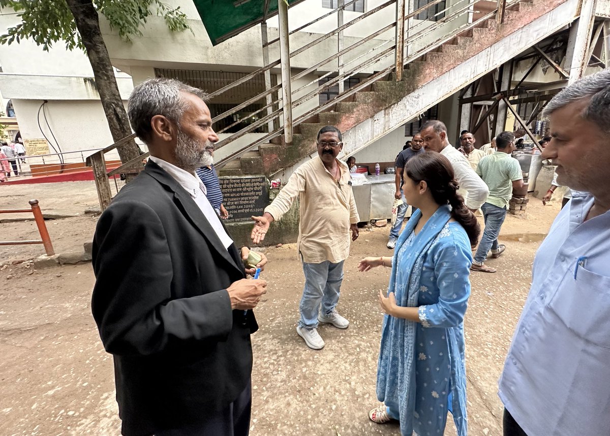 ShefaliR_24's tweet photo. A pleasant experience! Visited the Courts in Jamui (Bihar); my hometown.

विगत दिन जमुई में: बस यूँ ही.. कुछ मा॰ अधिवक्ता के विनम्र आग्रह पर जमुई कोर्ट परिसर में गई और सम्मानित अधिवक्ताओं एवं अन्य लोगों से मुलाक़ात कर बहुत प्रसन्नता हुई। 
सबों के स्नेह व सम्मान के लिए आभारी हूँ। https://t.co/gjld4mu41b
