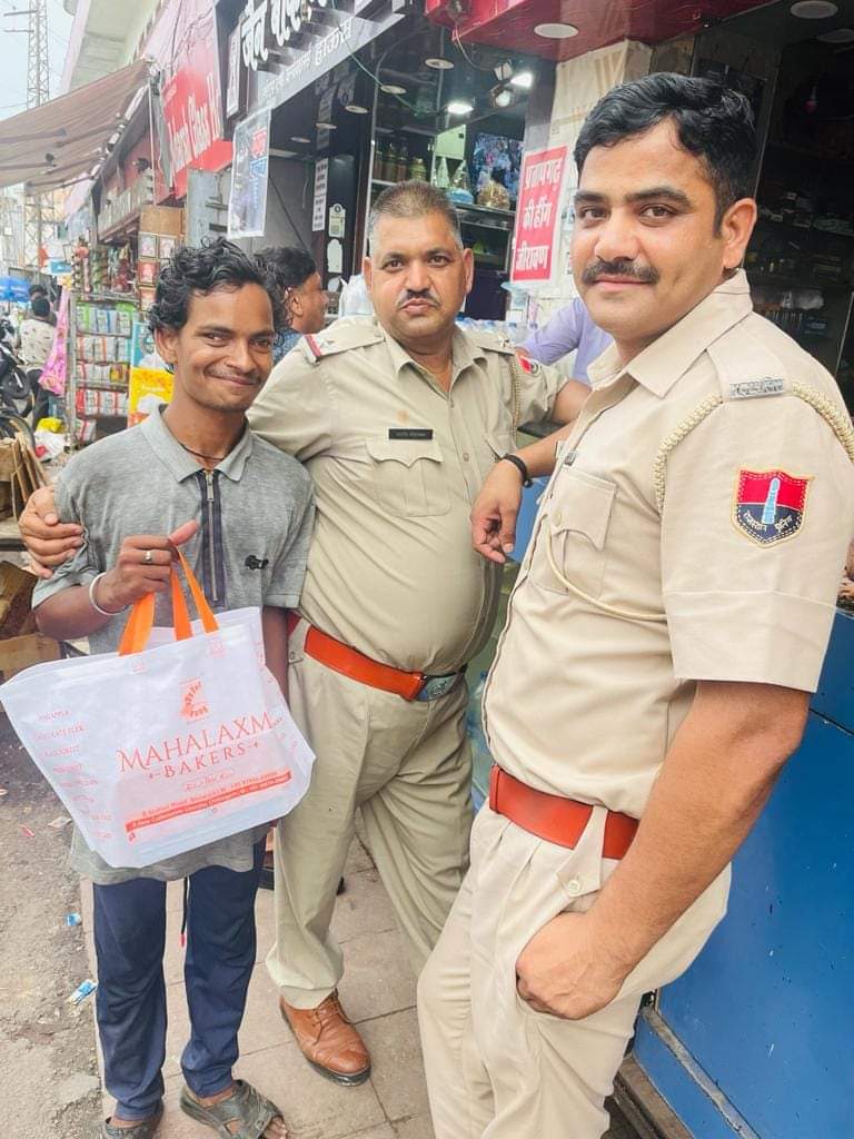 #भीलवाडा स्टेशन चौराहे एक लडका दौड़ता हुआ पुलिस वाली गाड़ी के पास आया और एएसआई से बोला सर मेरा जन्म दिन है मुझे केक दिलाओ वह लड़का मंद बुद्धि था, शायद किसी ने उसके साथ मजाक किया था asi रसीद जी औरजाप्ता तुरंत गाड़ी से उतर कर इस बच्चे को केक दिलाया,
💐तहे दिल से धन्यवाद🎂🙏