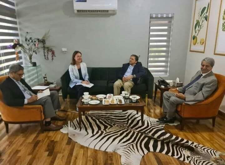 IMF والوں نے کل #پیپلزپارٹی_لیڈر_شپ سے بھی #ملاقات کی ھے۰بس پیپلزپارٹی والوں نے اس کو اتنا #بڑااعزاز  نہیں سمجھا۔اور پیپلزپاٹی نےاپنی #جونئیر_قیادت کو بٹھایا آئی ایم ایف والوں کے ساتھ ادھر میرے #پی_ٹی_آئی والے کل سے #ناچ_ناچ #پاگل ہوئے پڑے #آئ_ایم_ایف والے ملنے آئے ہیں