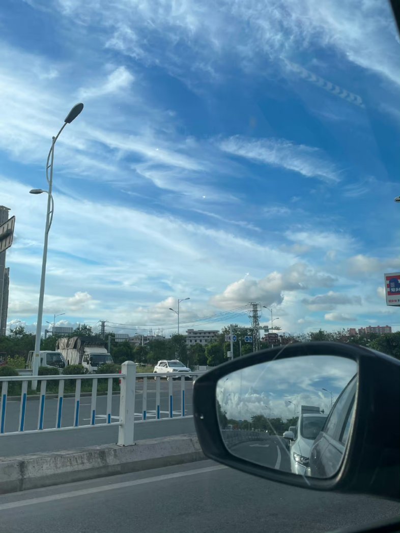 也许今年最大的改变就是，再也不像以前那样渴望被理解和懂得，也没有非谁不可的故事，没有不能放手的东西，因为已经不是靠吃一颗糖就能开心的年纪了，什么都不期待反而生活还要顺利些。