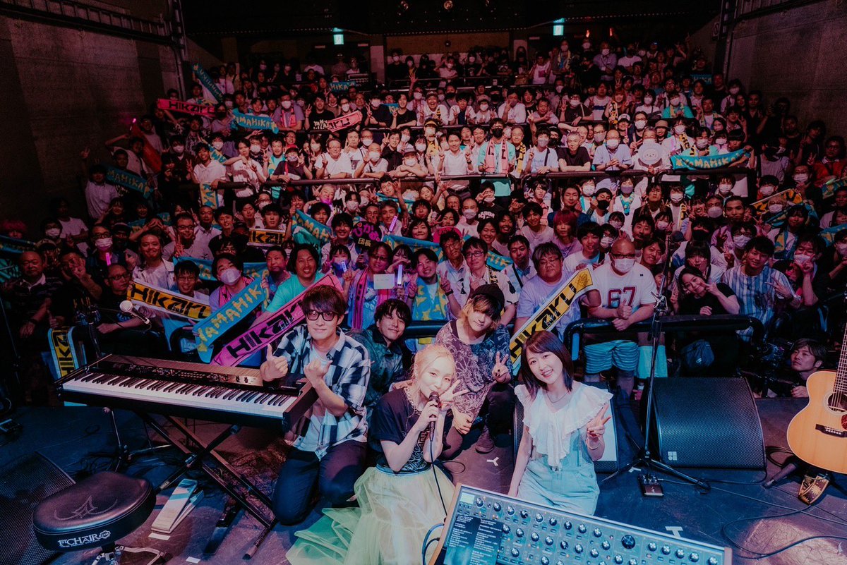 honogumo's tweet photo. 『AM Vol.2』
ドラムで参加させて頂きました。ひかるがファンの方々に愛されすぎている。。一体感のある素敵な空間でした
アンコールはコアラモードさんと大好き"七色シンフォニー"演奏させてもらいました。色んな情景が浮かんで正直演奏してる僕が1番楽しかったまでありますありがとうございました https://t.co/WCFAgaG5NQ