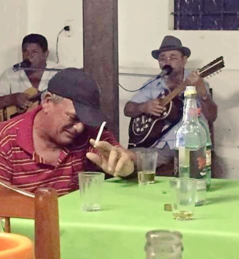 Schoonffeld's tweet photo. Me preparé un fernet y me puse a escuchar  "Soy pan, soy paz , soy más" de Mercedes Sosa. https://t.co/jDFdQwxfyD