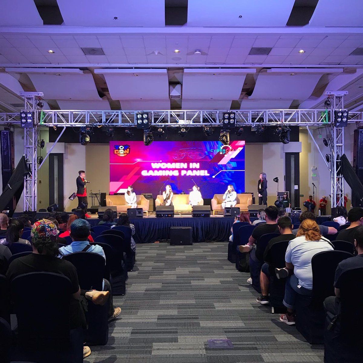 GreenDei's tweet photo. Happy 20th year TOYCON!
#toyconph #toycon20 #toycon2023 #ToyconMindStyleFanX #deivilleattoycon #deiville #designertoy #toycollector #toycollectorsphilippines https://t.co/o91yrCNGPS