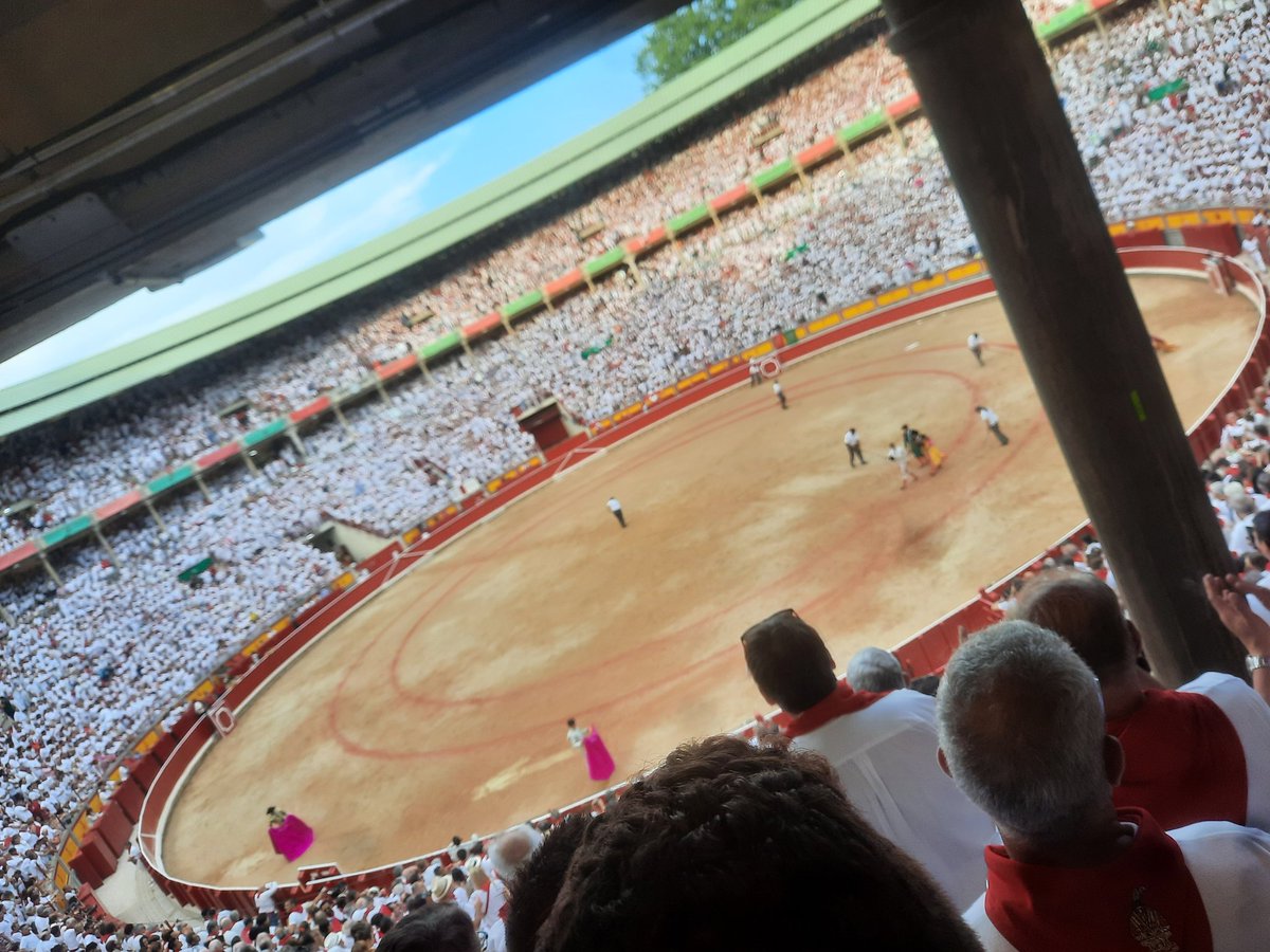 PAMPLONA  salud ENVIDIABLE por fuera.....en DEFUNCION por dentro...
Paupérrimos tercios de varas......
Orejas y vueltas sin ni siquiera cantar un "ole"
demasiado festival y poca seriedad 
Pamplona es plaza de PRIMERA  y todo no vale
A pesar de todo "VIVA SAN FERMIN"