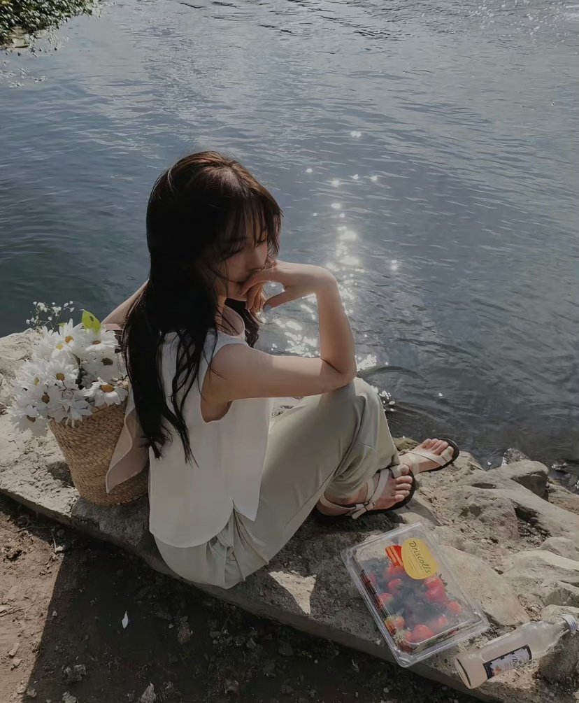 在这虚伪的世界里，一定要懂得保护自己，知道不全说，听到不全信，合理装傻但永远清醒。