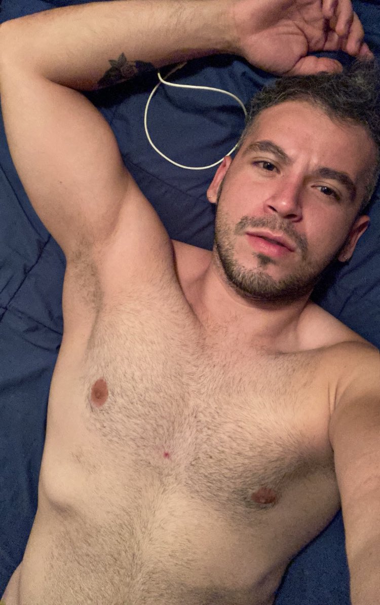 augusetchart's tweet photo. sábado de camita 😴 https://t.co/NDAxV3dr67