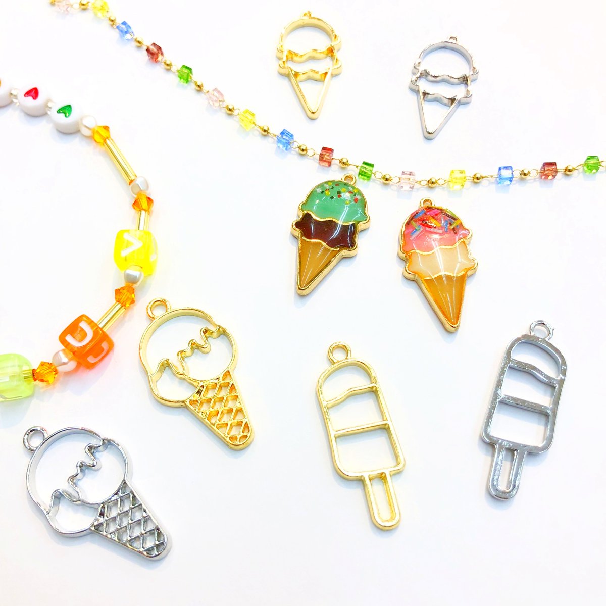 StrawberryNice_'s tweet photo. こんにちは☺️ストロベリーナイスです🍓

本日はアイスクリームのレジンフレームのご紹介です。

アイスクリーム、アイスキャンディアイス🍦色味でいろんなバリエーションのアイスクリームが作れて楽しめます💟

皆様のご来店お待ちしております🙌

#ハンドメイドアクセサリー
#レジンアクセサリー https://t.co/uwrMlM3764