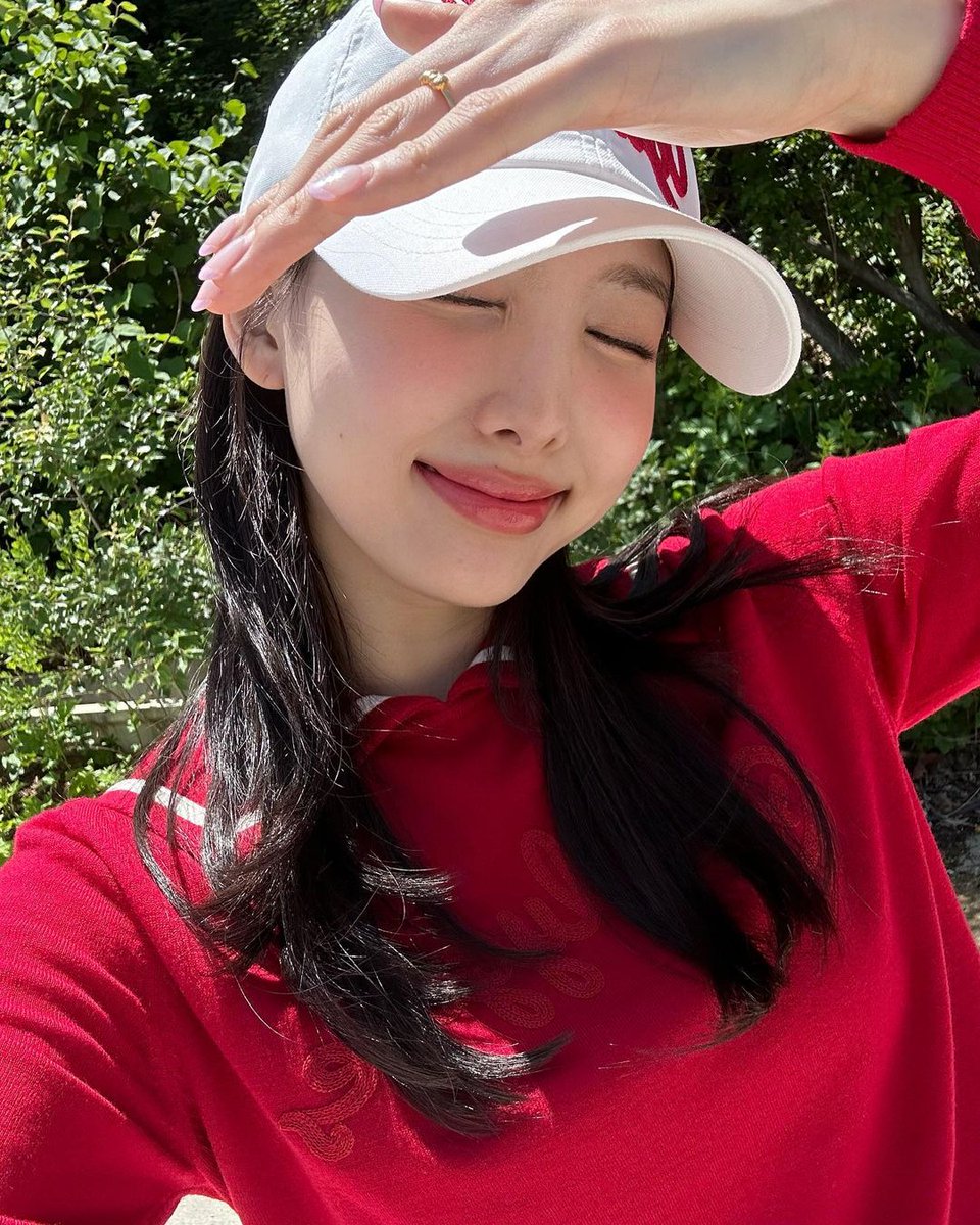 SubjectKpop's tweet photo. Nayeon's Instagram update

🍎 @/pearlygates_korea #/광고

#TWICE #트와이스 @JYPETWICE https://t.co/whlDPEf9Xs
