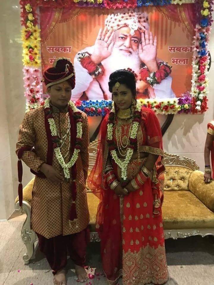 ये है हमारे गुरु भाई श्री विभूति भण्डारी जी जिनका शुभ विवाह पाँच जुलाई को हुआ,  जिसके  वैवाहिक कार्यक्रम के मण्डप का मुख्य मंच पर जहाँ पूज्य श्री बापूजी का श्रीविग्रह के दर्शन करके दूल्हा दुल्हन से भेंट कर पाए