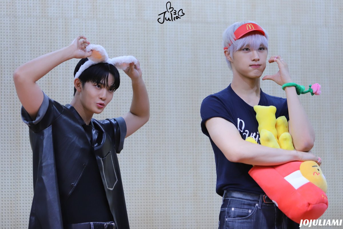 YBthinker's tweet photo. who let them be this cute https://t.co/njfOk9Zr5T