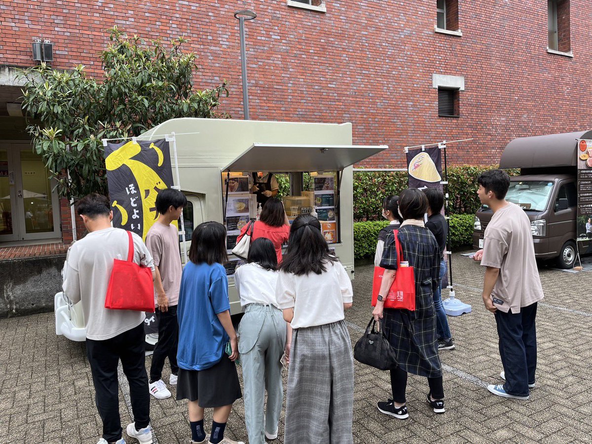 konandaigaku's tweet photo. \ランチ情報/
そろそろおなかすいてきたね…!
OCでは食堂やフードトラックで甲南大学のランチを楽しめるよ♪
どれにしようか迷っちゃうな~
#甲南大学 #オープンキャンパス
#iCommons #フードトラック https://t.co/ZmmuLsfmDw