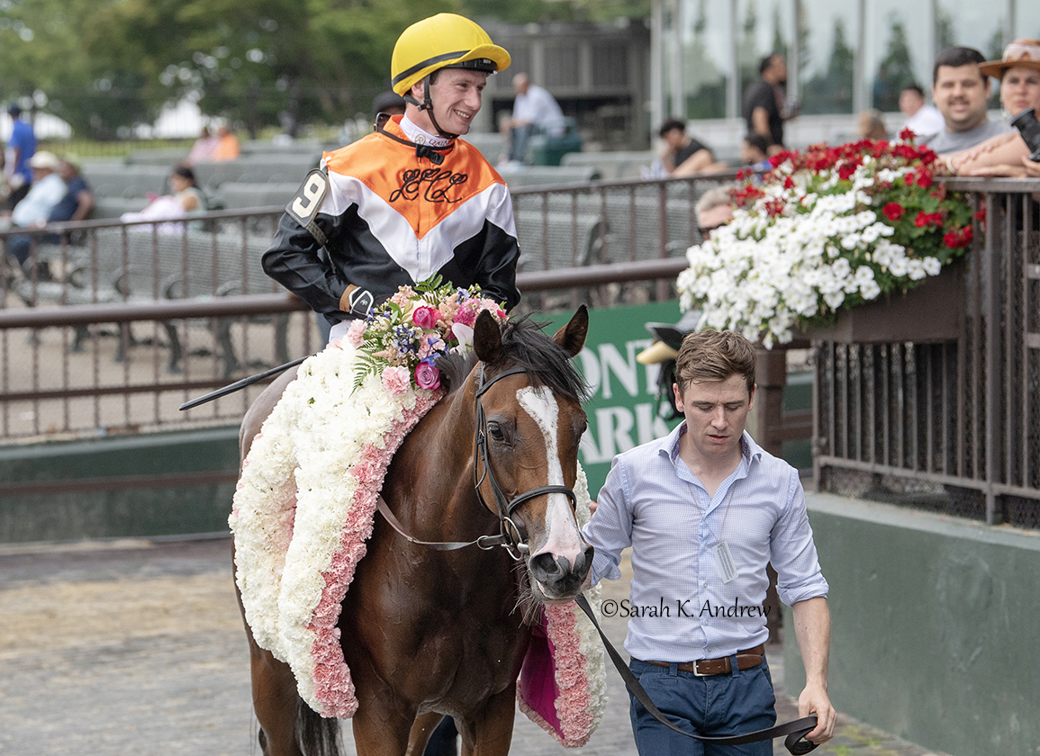 Her U.S. debut was certainly a memorable one, as Irish-bred ASPEN GROVE (Justify) rallied to deliver an upset victory in Saturday's GI @FasigTiptonCo Belmont Oaks Invitational Stakes at Belmont Park by 3/4 of a length!
TDN Recap: https://t.co/VrUb8O51wm https://t.co/zrbgZVZZ14
