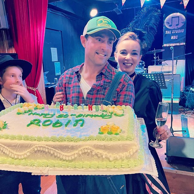 Long time no see
Birthday Party
Country blues with jazz music