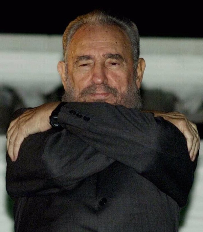 🟨🟥Un abrazo grande del Jefe es lo que necesitamos para resistir y vencer!!! 🇨🇺💯

🔻En este presente seguro,
Aprieten fuerte las manos...🤝
¡Y a conquistar el futuro! 

🔴⚫#70Moncada
#DeZurdaTeam