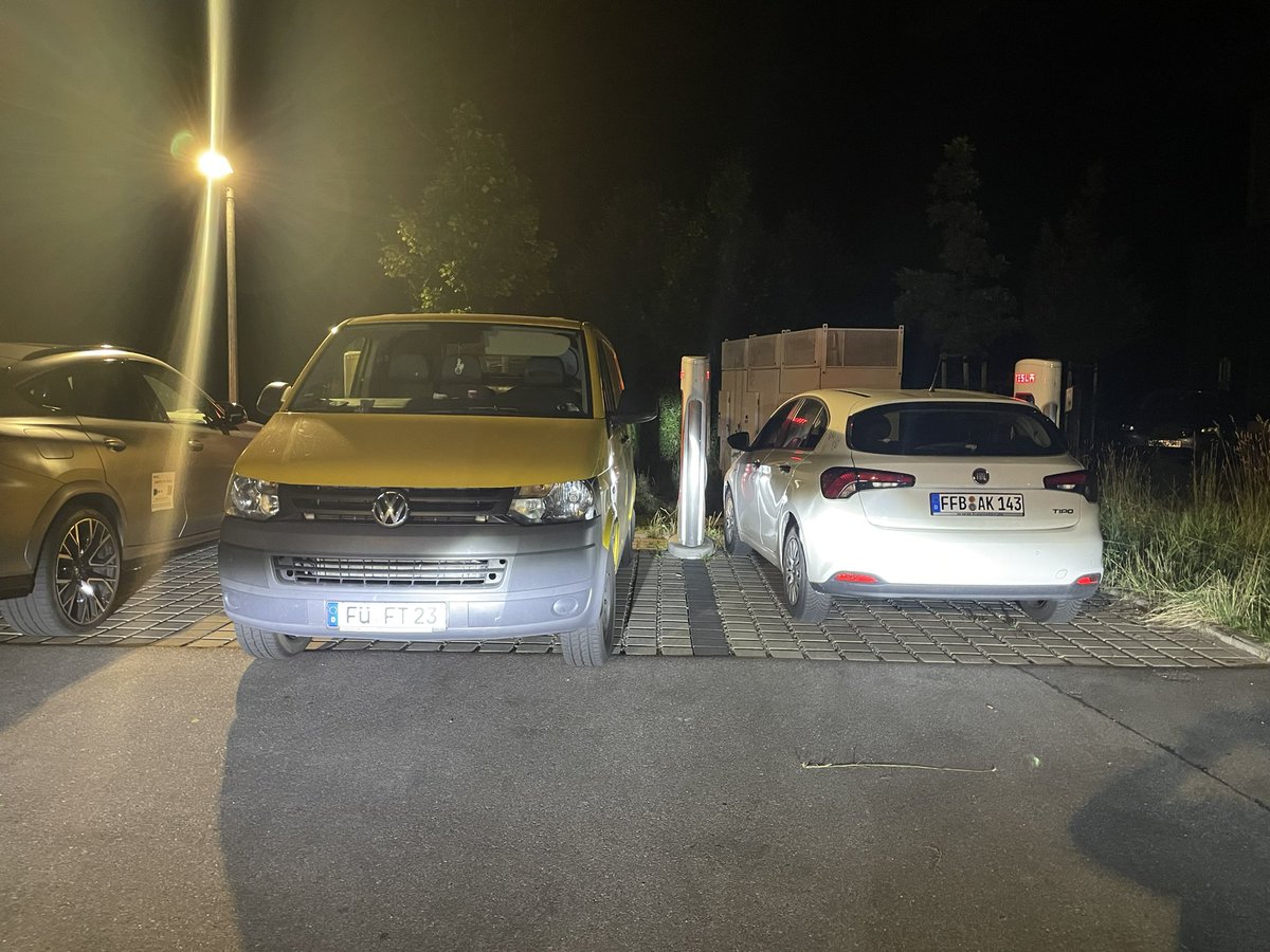 Ob E-Auto oder Verbrenner:
LADEPLÄTZE SIND KEINE PARKPLÄTZE. Danke.

Ich lade gerade am <a href="/teslaeurope/">Tesla Europe & Middle East</a> Supercharger Rosenheim, welcher auf dem Grundstück eines Hotels steht. 

7 der 12 Supercharger sind durch geparkte Fahrzeuge blockiert und unzugänglich. Im Hotel ist niemand