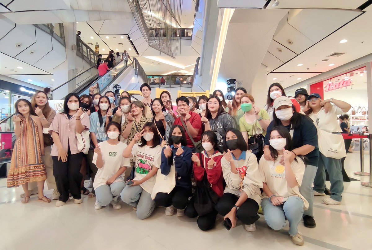 AugustVachiOfc's tweet photo. ขอบคุณผู้บริหาร #thesiscilnic และแฟนคลับชาวขอนแก่นที่น่ารัก💚มาให้กำลังใจกันล้นหลามเลยทีเดียว
#augustvachiravit
#ออกัสวชิรวิชญ์ #august007
#Augu8ter
#เดือนแปดแหวกไทม์ไลน์ https://t.co/7M4TejRwWB