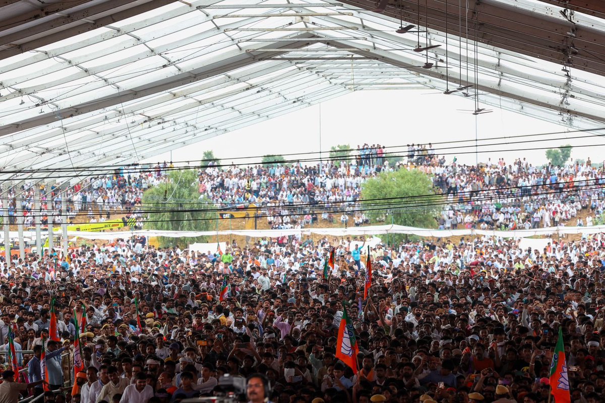 narendramodi's tweet photo. बीकानेर में कल जिस प्रकार से भारी संख्या में जुटकर जनता-जनार्दन ने अपना प्यार और आशीर्वाद दिया, वो मन को आह्लादित कर गया है। https://t.co/MIzlupk5Vb