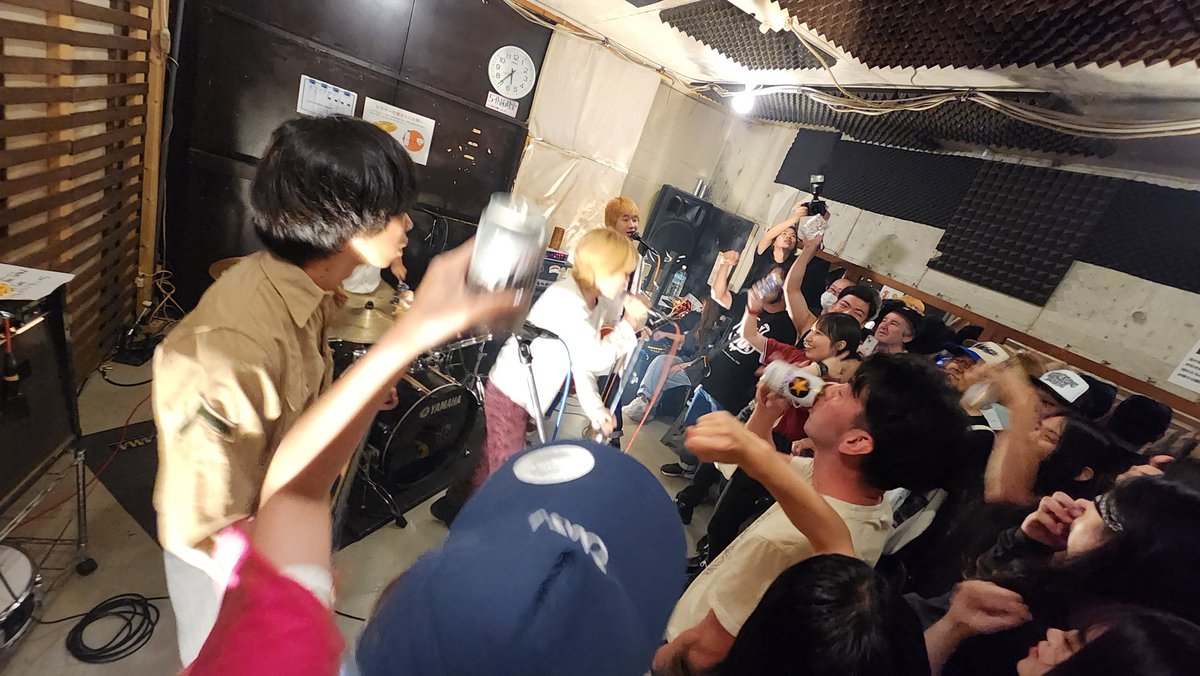 BehotNaoyan's tweet photo. 2023.7.8 Sat
寺田町 / Fireloop で
ロックンロールしてきたよ~🎵
『HEAVY BOTTOM‼️SPECIAL‼️』
4畳半位?のスタジオで
#FIVENORISK て🤣
めっちゃくそ楽しかった~✌️
#ぷにわ
#THEDAHLIA
#THE雷楽
#ジャンキー58
#Axith
#ichikyugo
#THECHINAWIFEMOTORS
#THEDISASTERPOINTS https://t.co/PPWzMuOwtA