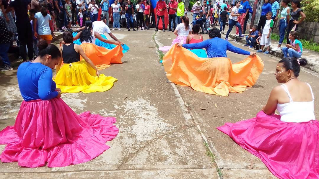 #08Jul Despliegue social en Lomas del viento asumimos los espacios territoriales con alegría y colorido junto a la juventud cultora y una representación por parte de los equipos populares de base.