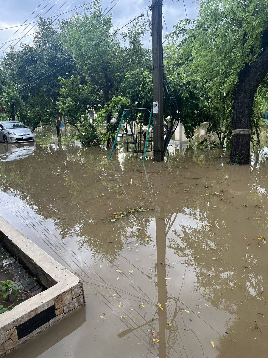 UzairShahid's tweet photo. So this is Askari 5, in the heart of Gulberg Lahore, almost 3 days after rain. Impossible to enter and exit our homes. Seems like there is no plan to pump the water out. Friends in media please share this. @city42 @LahoreNewsHD #WaltonBoard https://t.co/lwuE4rYxDl