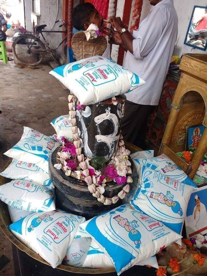 BHUPENNDER's tweet photo. बगैर फाडे दूध का पैकेट चढ़ा दो "भोलेनाथ"को☺️
फिर शिव को खुश करके,दूध देदो किस�� अनाथ को☺️

#ॐ_नमः_शिवाय 
#ॐ_सूर्य_देवाय_नमः https://t.co/7pYYvgqN7m