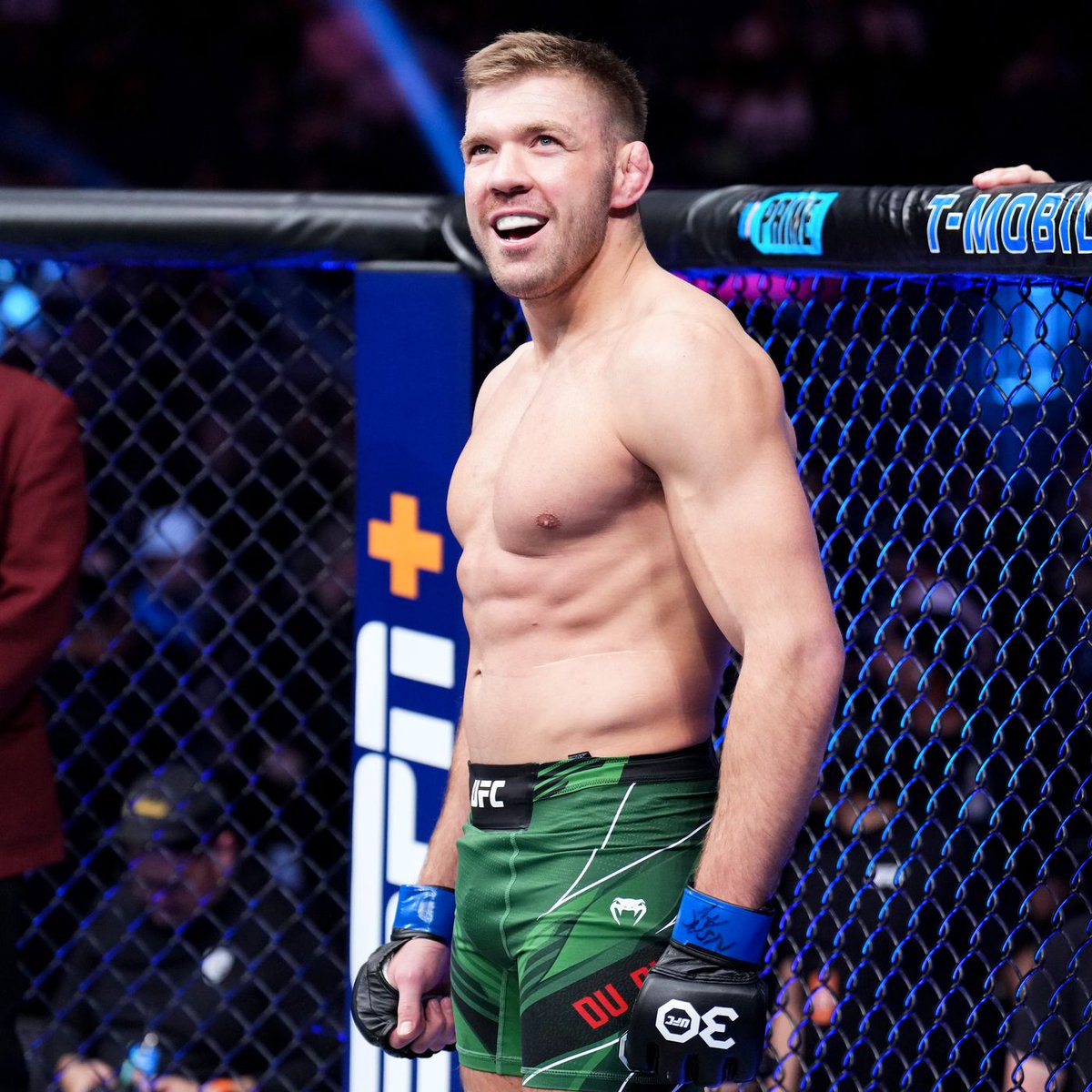 Finally, Izzy will have a competitor that's competent on the mat.

Dricus submits him inside 3.

#AndNEW
#UFC290