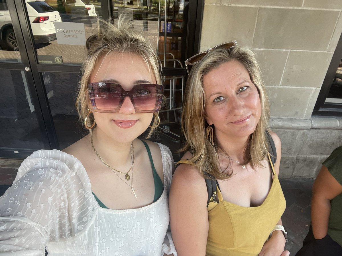 LeeAnne99's tweet photo. Can’t wait to see the amazing shots @jerrydenham got of @quinnieslife and Lily in beautiful Savannah 😍😍
It was a hot and busy day but sooo worth it! #Senior2024 https://t.co/BPFEW2dZa4