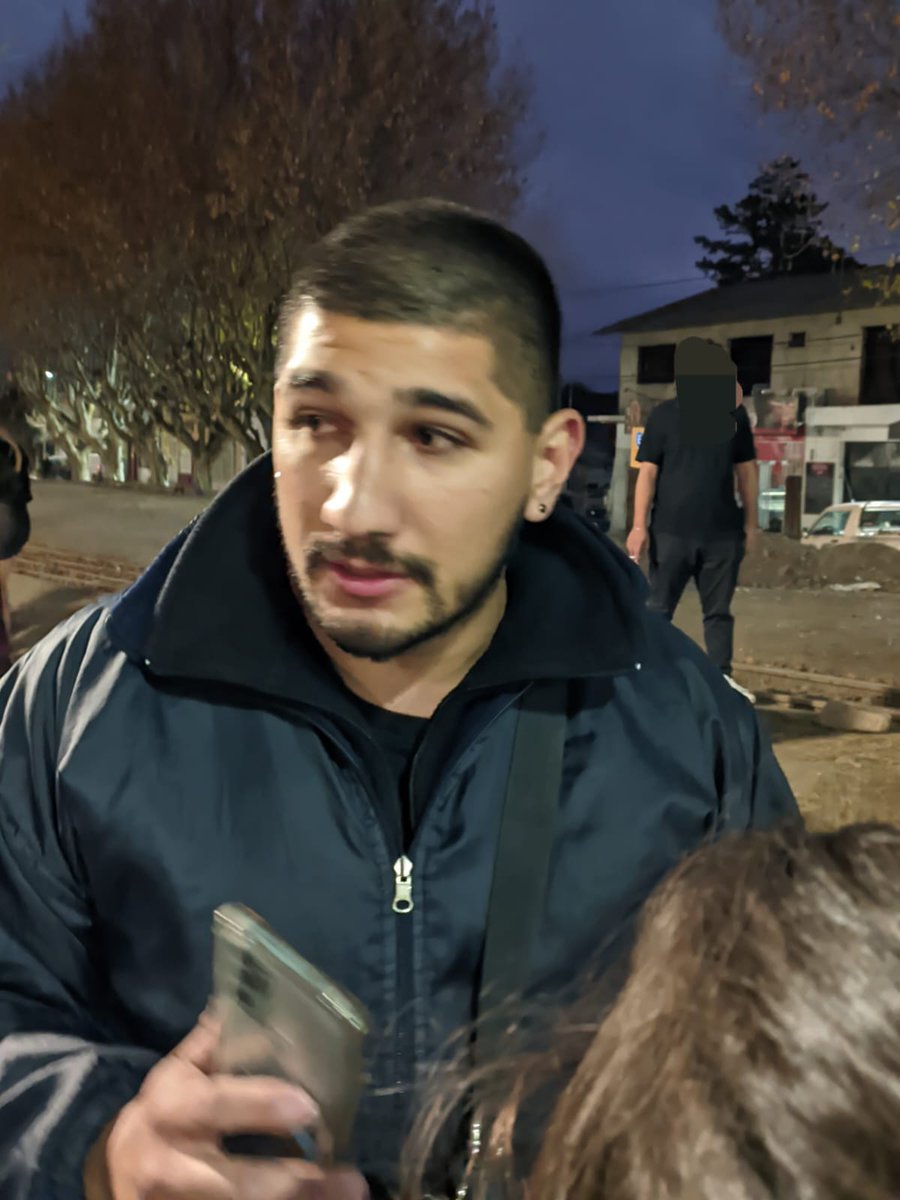 _abril_agustin_'s tweet photo. Esta persona, "seguridad" de Darwin, fue la que anoche nos robó el celular a mi hermana y a mí. Como no apagó uno de los celulares pudimos rastrearlo y dar con él. Las personas que estaban con nosotras fueron a encararlo, llamaron al celular y sonó adentro de su riñonera. Sigue- https://t.co/rThRIiKWqP