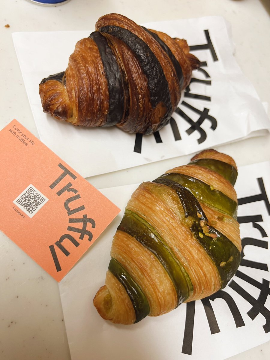 moon_v37v's tweet photo. トリュフのペストリー専門店
Trufful @恵比寿
pop-up storeがecute品川で期間限定オープン。
定番の他に限定含む10商品。
イチオシ✨はトリュフクロワッサン🥐
タルトのチーズとショコラも👍
限定はピスタチオクロワッサン🥐
期間中、恵比寿店はお休みです!
#Trufful
#ecute品川
#えびす https://t.co/Jn5QJ86uUT