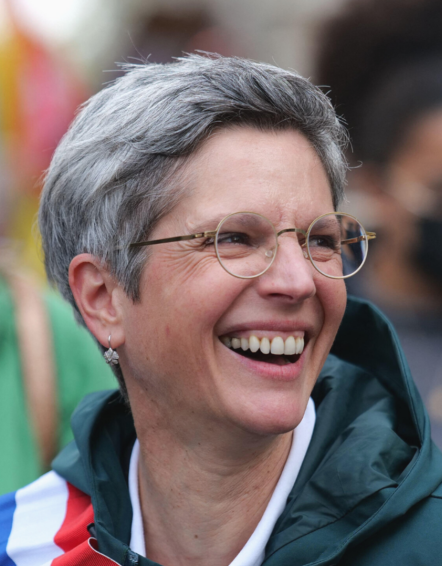 BRedonnet's tweet photo. Élue dans un arrondissement de Paris sur la foi d'une fausse déclaration de domicile, cette femme se pavane, en plus, dans une manif interdite et vient aussitôt en témoigner sur une chaine d'info pourrie.
Pas belle la vie, hein ? https://t.co/eyIqywRAqX