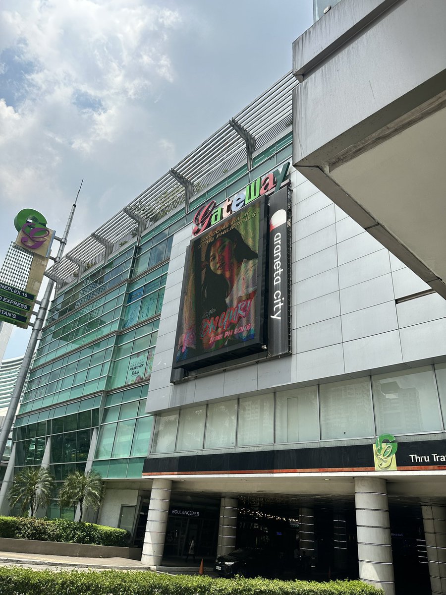dylanuyph's tweet photo. #YuriChapter2inMNL https://t.co/WOf1P03R1K