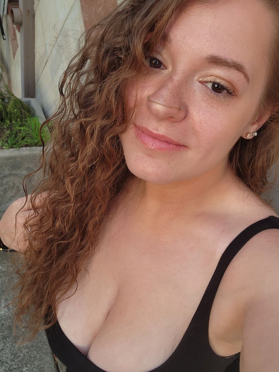 illbeyour3rd's tweet photo. Offering private live shows. Just DM me for prices #cashapp #OnlyFans #ContentCreator #analqueen #pawg #sellingcontent #BUYINGCONTENT #liveshow #bimbo #hugetits #pierced #anal #tits https://t.co/b8hyUqftuM